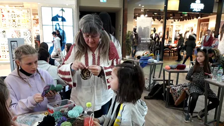 INIMA ROMÂNIEI croșetată cu fir de acril, TRICOLOR: Când veselă, când tristă, cu mult dor adunat, cu drag de DATINI și OBICEIURI