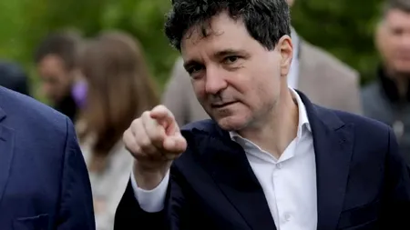 FOTO. Nicușor Dan SCOATE palmierii plantați de Robert Negoiță la Piața Unirii. „Nu a cerut voie”. Negoiță: „Face un circ ieftin”