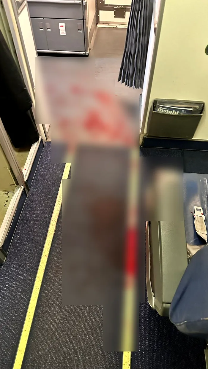 Incident grav pe Aeroportul Otopeni. Un român și-a tăiat venele cu o lamă pe care o ascunsese în gură 
