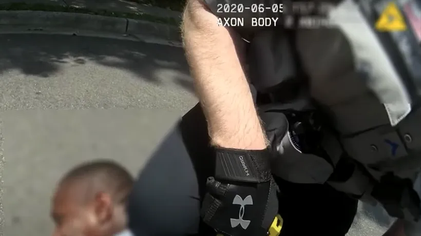 VIOLENȚĂ. O nouă agresiune a unui polițist din SUA asupra unui bărbat de culoare: ”Nu pot respira”