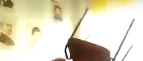 Profesor filmat în timp ce LOVEȘTE CU SCAUNUL un elev, într-o școală din Ploiești