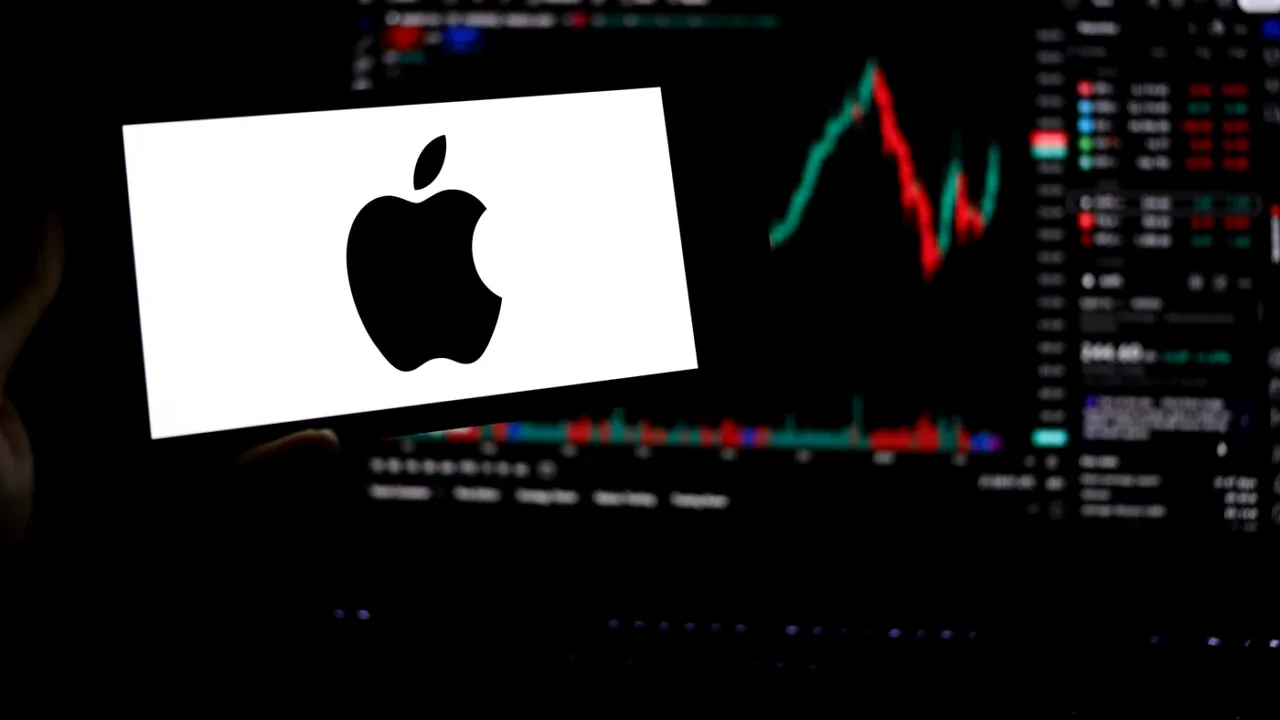 Planurile Apple: investiții de 500 de MILIARDE de dolari, o nouă fabrică de servere pentru AI în Texas și 20.000 de noi locuri de muncă în SUA