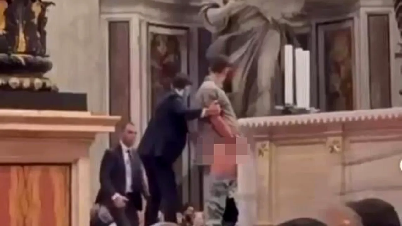 Papa Leon a cerut un ritual reparatoriu după ce un tânăr a urinat pe altarul Bazilicii Sfântul Petru din Vatican