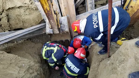 Doi muncitori au fost prinși sub un mal de pământ, în Vâlcea. Pompierii încearcă să-i salveze. Imagini dramatice de la fața locului