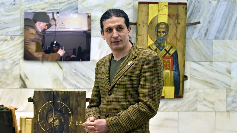 Un artist ucrainean pictează icoane pe cutiile de arme: „Vreau să transform moartea prin pictarea vieții” (FOTO)