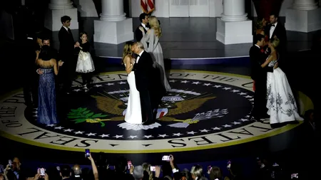 Donald și Melania Trump, DANSUL care a marcat începutul președinției / Ce ROCHIE a purtat Prima Doamnă la balul inaugural