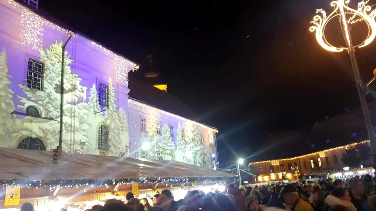 Târgul de Crăciun de la Sibiu, INAUGURAT cu proiecții SPECTACULOASE pe clădiri 
