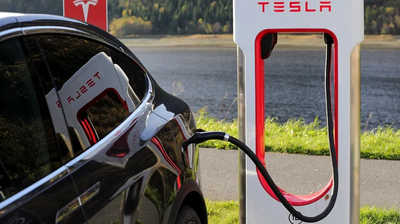 Tesla anunță că livrează mașini și cumpărătorilor din România. Cât costă cel mai ieftin model