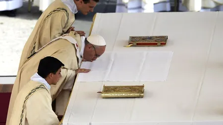Papa Francisc a recunoscut că a adormit în timpul rugăciunii de dinainte de culcare, dar Dumnezeu 