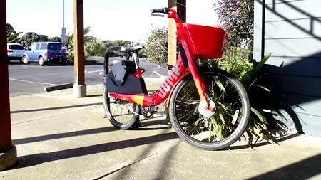 UBER pariază pe BICICLETE și SCUTERE ELECTRICE, în detrimentul mașinilor. Un bărbat amish oferă curse Uber CU TRĂSURA