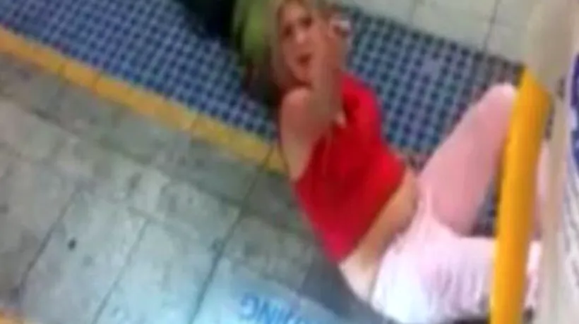 VIDEO. Aruncată din tren din cauza atitudinii agresive. Clipul a devenit viral pe internet