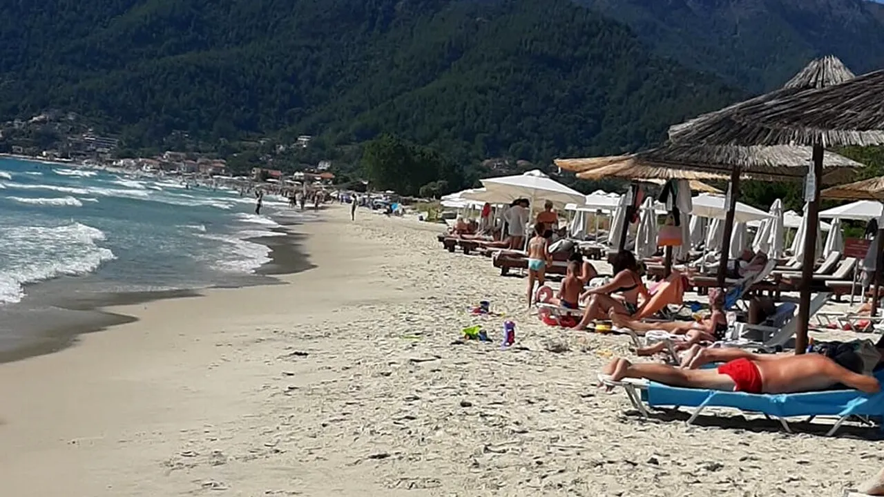 În Grecia e mai ieftin ca în Mamaia! Câți euro costă un șezlong în Thassos. În preț e inclusă o băutură la alegere