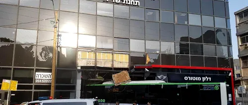 Un autobuz a distrus sediul unei secții de poliție din Tel Aviv. Autoritățile cred că e accident