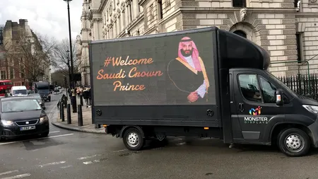 Regina Angliei, la masă cu Prințul Haosului