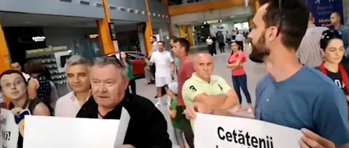 Parlamentarii PSD și ALDE, întâmpinați cu proteste pe Aeroportul Cluj