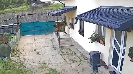 VIDEO: Accident spectaculos, surprins de camerele video. O mașină scăpată de sub control zboară de pe drum și ajunge în curtea unul localnic 
