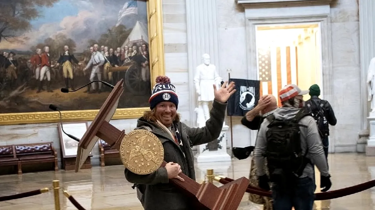„Lectern Guy”, bărbatul grațiat de Trump după asaltul Capitoliului, candidează în Florida