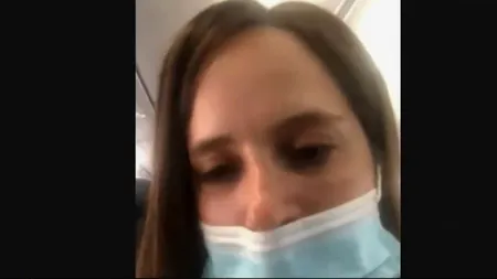Scandal-monstru în avion! O mamă a fost dată afară cu tot cu copii, după ce fetița ei de doi ani nu a vrut să poarte mască (VIDEO)