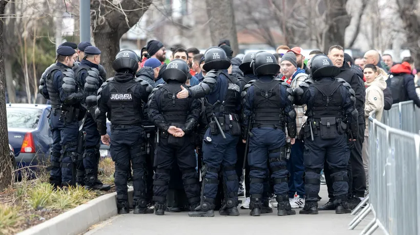 FOTO: Jandarmii au împânzit zona Arcul de Triumf din Capitală, înaintea meciului Dinamo București - Poli Timișoara