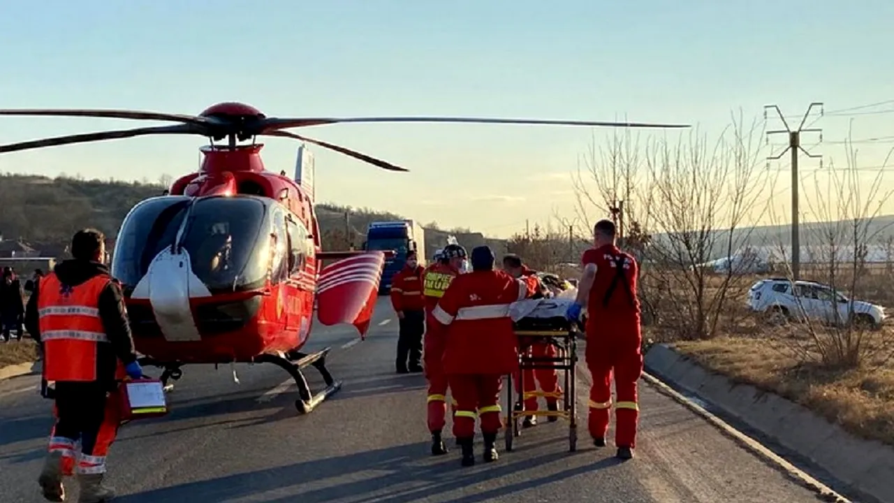 FOTO | Fetiță de 7 ani din Vaslui, în stare gravă după ce a fost lovită de o mașină în timp ce se plimba cu trotineta. La locul accidentului a fost solicitat un elicopter SMURD