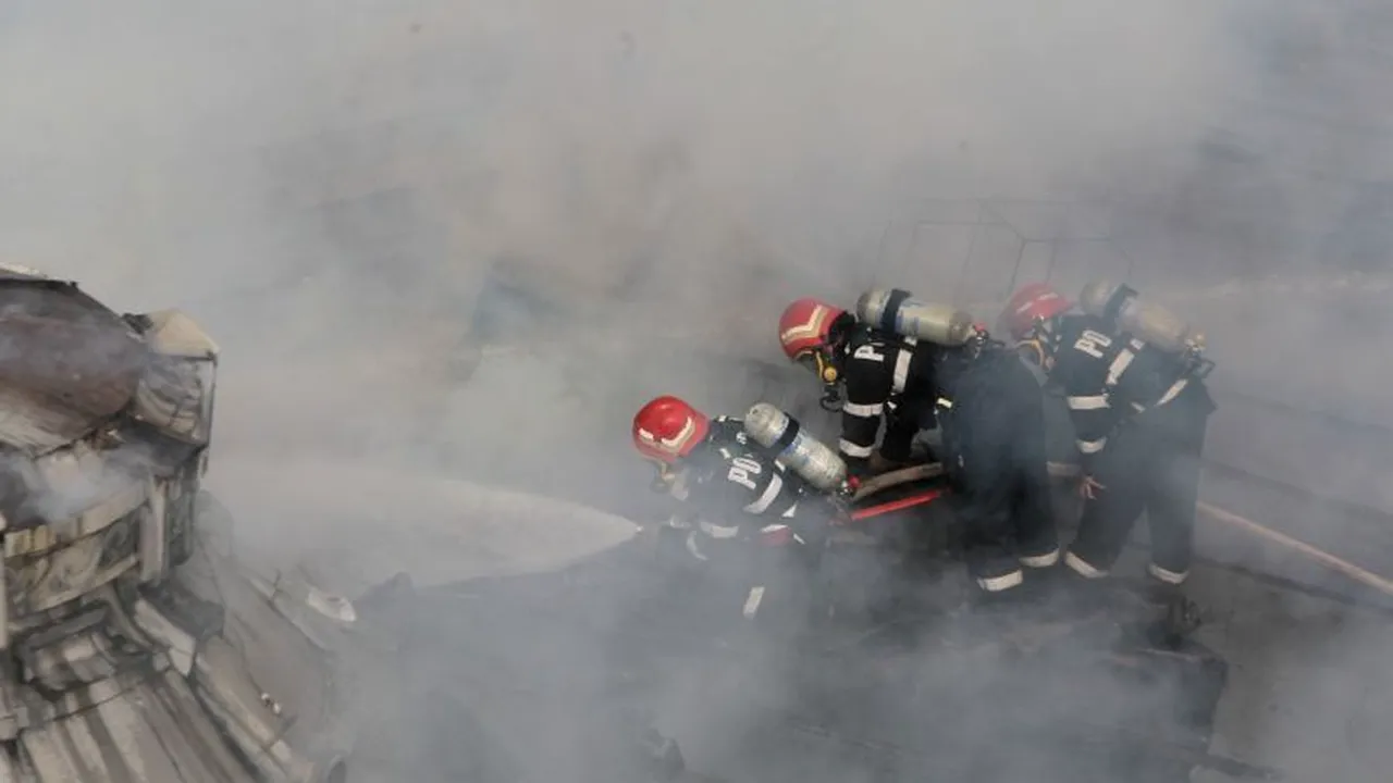 Incendiu puternic la un centru de butelii din Argeș. Un bărbat a fost găsit carbonizat