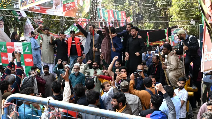 FOTO | Pakistan: Fostul premier Imran Khan s-a baricadat în casă pentru a nu fi arestat. Sute de oameni s-au adunat pentru a-l susține