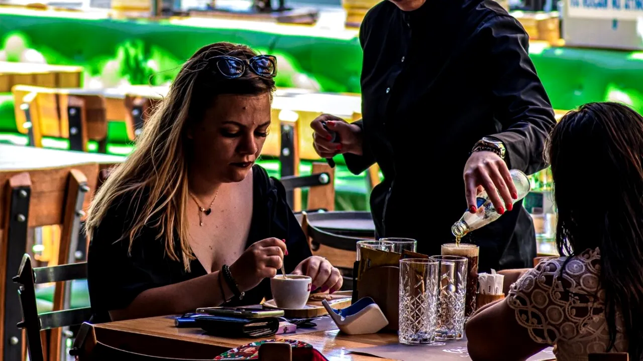 Prețuri de sezon estival | Câți lei costă o cafea în Mamaia. O sticlă cu apă plată e 19 lei!