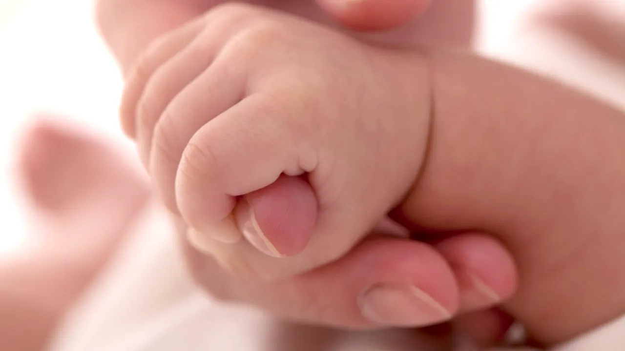 Câți copii români s-au născut în străinătate. Cifrele INS și declarațiile oficialilor