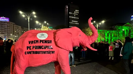 Oamenii strigă în Piața Victoriei împotriva pensiilor speciale: „Ei cu speciala, noi cu cheltuiala”