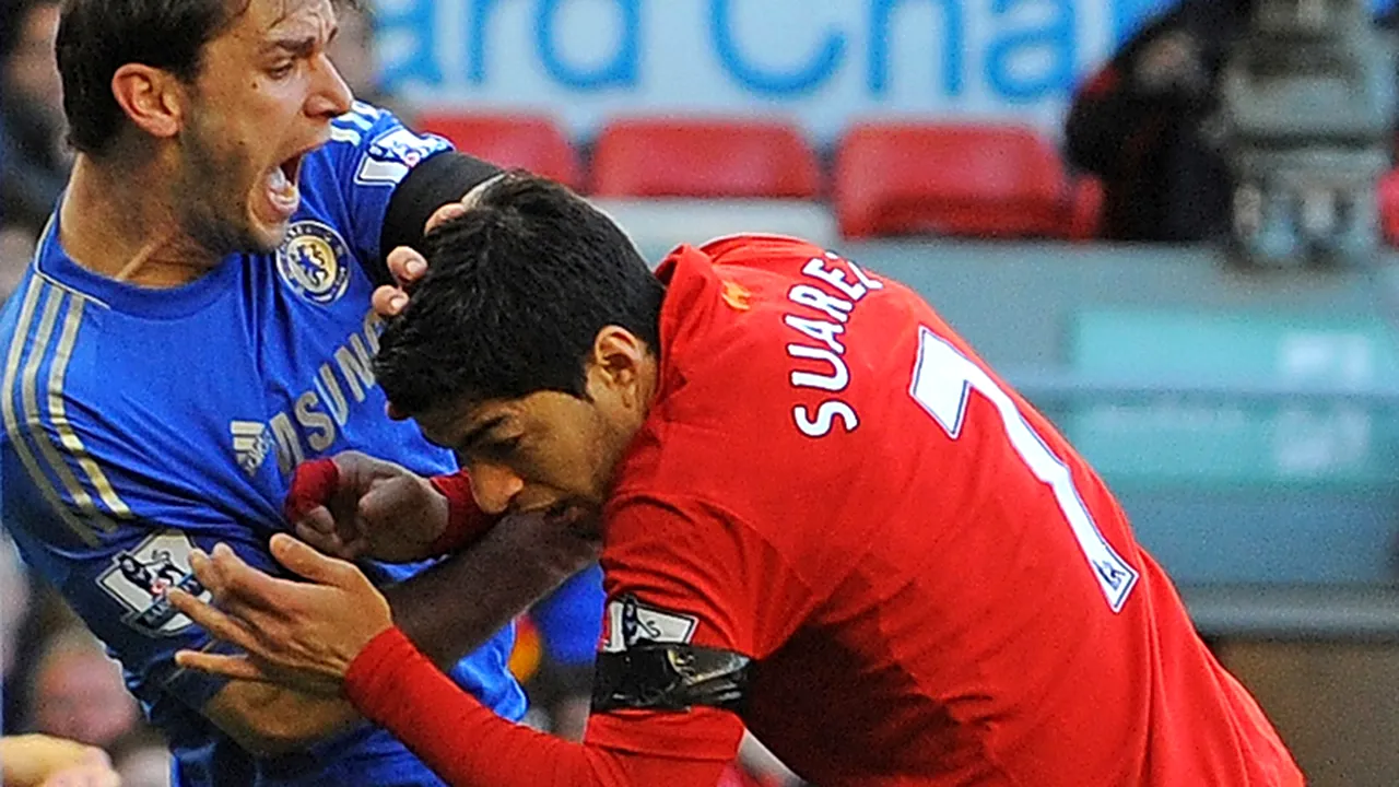 Atacantul echipei Liverpool își cere scuze după ce l-a mușcat pe fundașul formației Chelsea