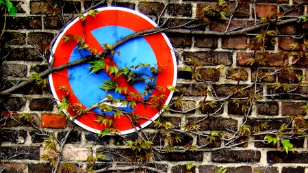 Indicatoarele rutiere sunt furate zilnic în Vaslui. Ce fac oamenii cu acestea