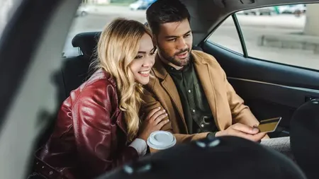 Ce au pățit un bărbat însurat și amanta lui, după ce s-au urcat într-un Uber. Ce le-a făcut taximetrista, când și-a dat seama cine sunt
