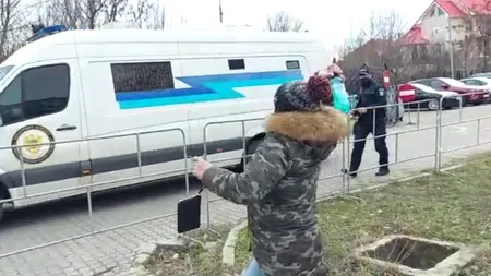 Mătușa Luizei Melencu a aruncat cu o sticlă de apă în duba cu care era transportat Gheorghe Dincă: „Al dracu’ să fii”