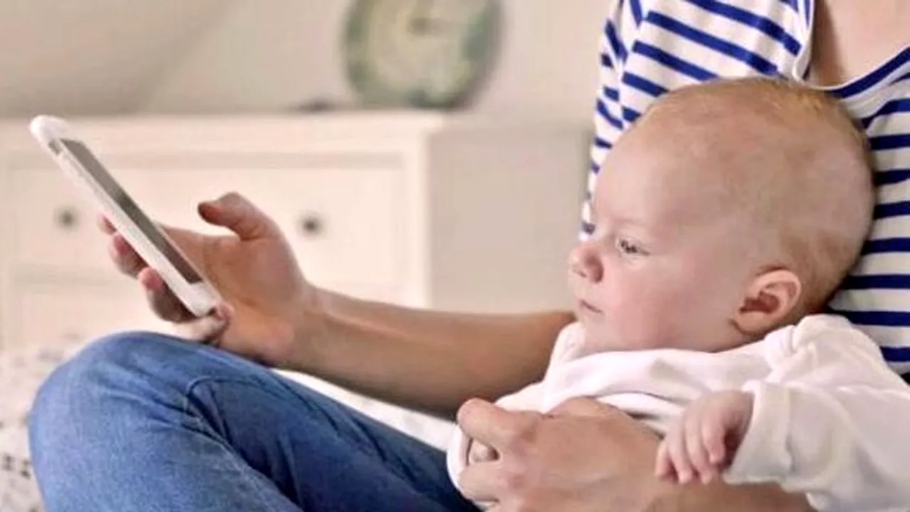 Cât de nocive sunt ecranele tactile asupra copiilor mici. Cum le afectează somnul. STUDIU