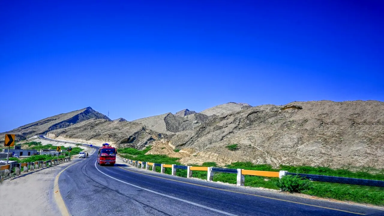23 de persoane au fost ucise într-un atac terorist pe o autostradă din Pakistan
