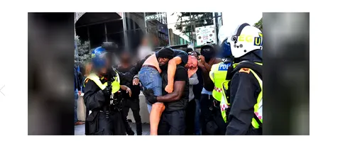 PROTESTE. Un bărbat de culoare, surprins în timp ce salvează un protestatar alb