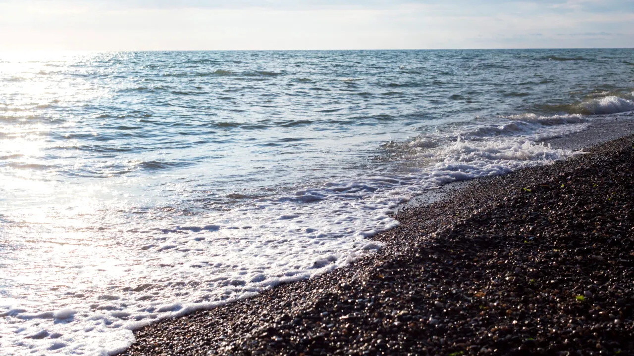 De ce a scăzut cu 12 grade Celsius temperatura apei din Marea Neagră. Avertisment pentru turiști