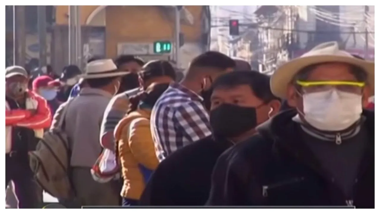 Țara în care cetățenii stau la cozi interminabile pentru a cumpăra un înălbitor promovat drept tratament anti-COVID: „Trebuie să încerc. Ce să fac? Să aștept să mor?” | 10 persoane au fost intoxicate din cauza substanței