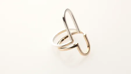  La London Fashion Week s-a inventat un premiu special pentru ea. Românca Otilia Mihalcea i-a fermecat pe englezi cu bijuteriile realizate