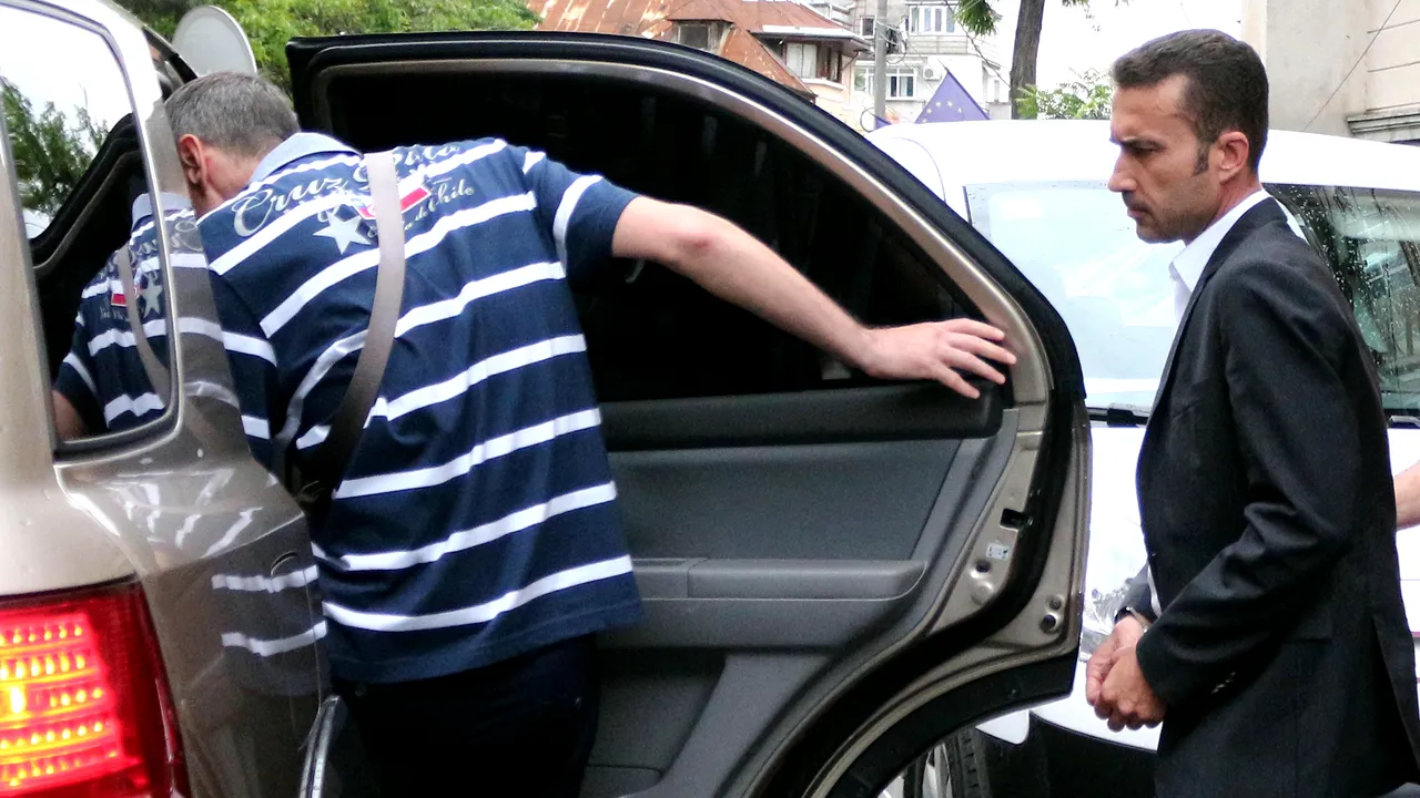 Șeful Direcției Infrastructură din Primăria Capitalei, reținut de DNA, pentru lucrări date cu dedicație. El dirija pe ascuns două firme și a luat mită un Mercedes și un BMW X6 