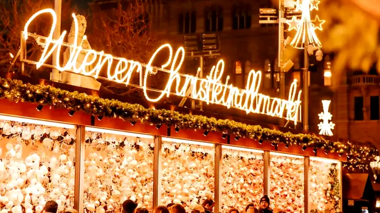 PREȚURILE de la Târgul de Crăciun din Viena. Cât costă o cană cu vin fiert sau cârnații tradiționali