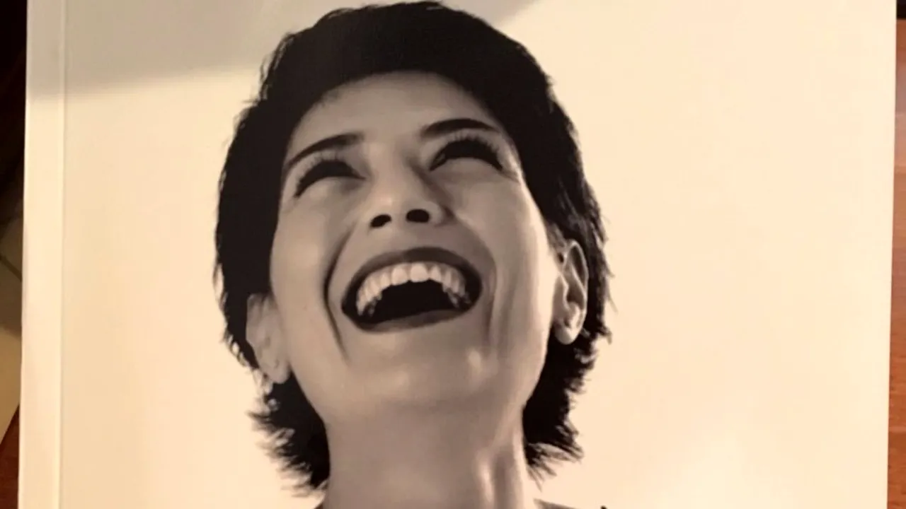 #Colectiv: Omagiul adus Monicăi Tănăsoiu, una dintre victimele din Colectiv, de prietena ei, la un an după tragedie