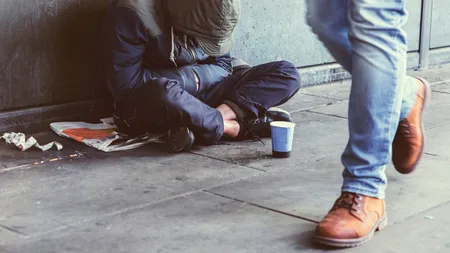 ”Exploatare nemiloasă”. Un cerșetor român a convins doi pensionari să-i ofere economiile de-o viață, de 330.000 de euro