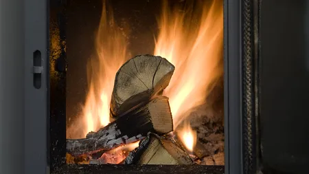 De la lemne de foc până la mălai. Care sunt cele mai CIUDATE 10 lucruri pe care românii ar dori să le trimită