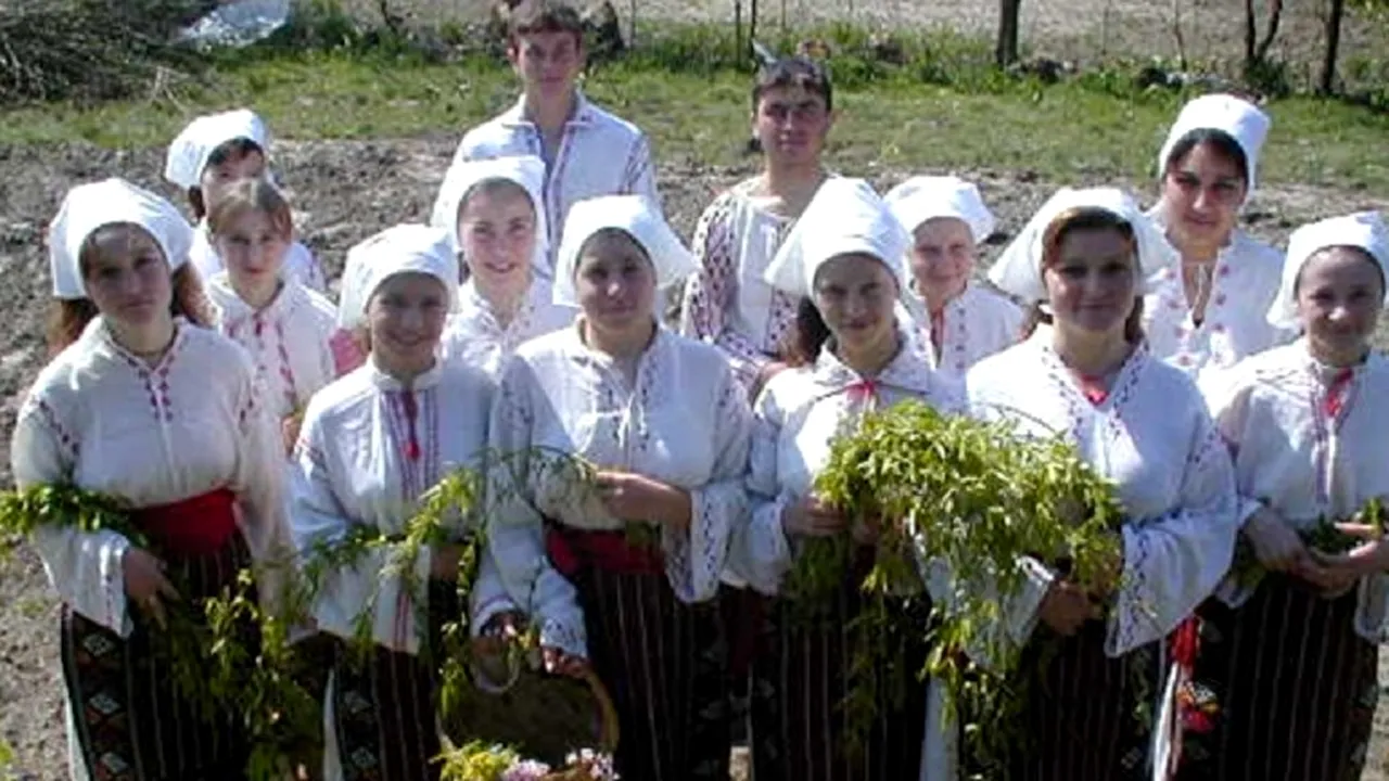 Tradiții și obiceiuri de Florii: în popor se zice că cine îndrăznește să se spele pe cap în ziua de Florii fără apă descântată și sfințită riscă să albească