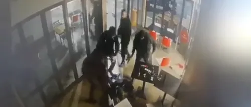 VIDEO | Imagini șocante la Craiova, unde mai mulți agenți de pază au bătut crunt doi tineri într-o benzinărie. Agresorii au fost arestați pentru 30 de zile