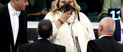Diana ȘOȘOACĂ, dată afară din plenul Parlamentului European. A purtat botniță și a urlat la Roberta Metsola