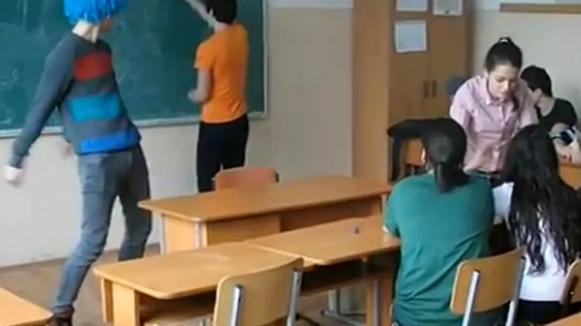 Ce fac elevi la gimnaziu în clase: dansează lasciv pe melodia Harlem Shake