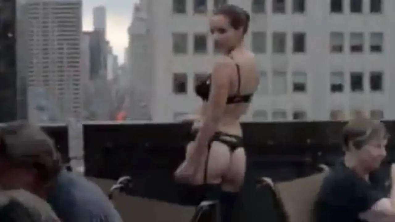 O femeie s-a dezbrăcat într-un restaurant, în fața clienților. Cum s-a terminat totul