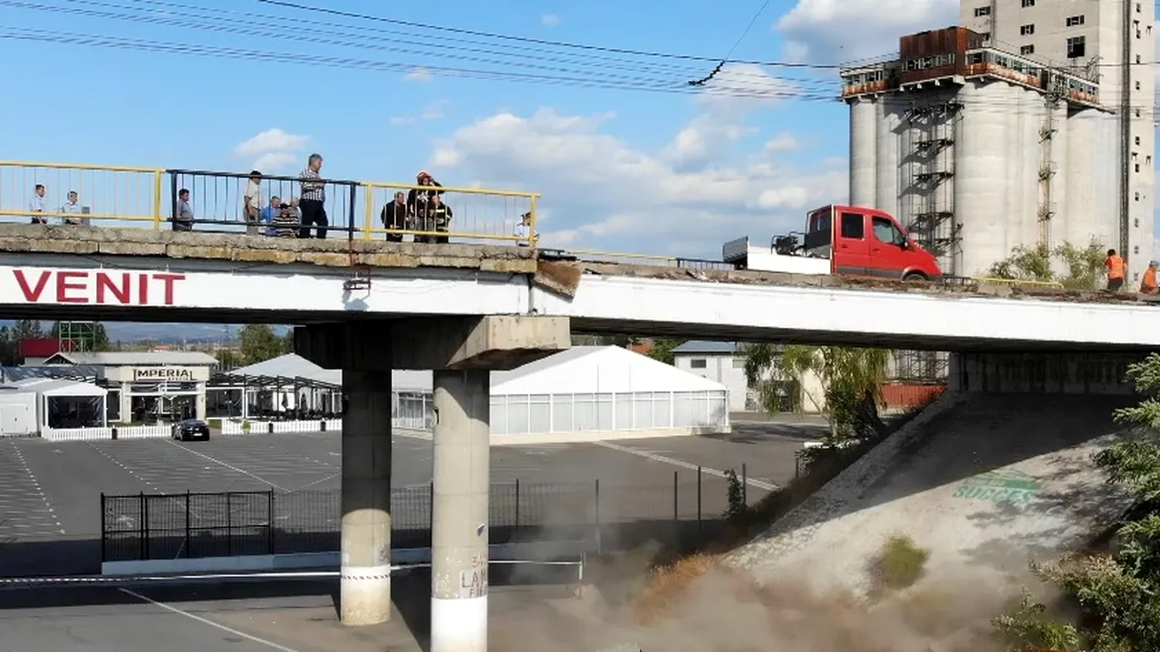 VIDEO Intervenție spectaculoasă pentru îndepărtarea unei bucăți dintr-o pasarelă, în Târgu Jiu
